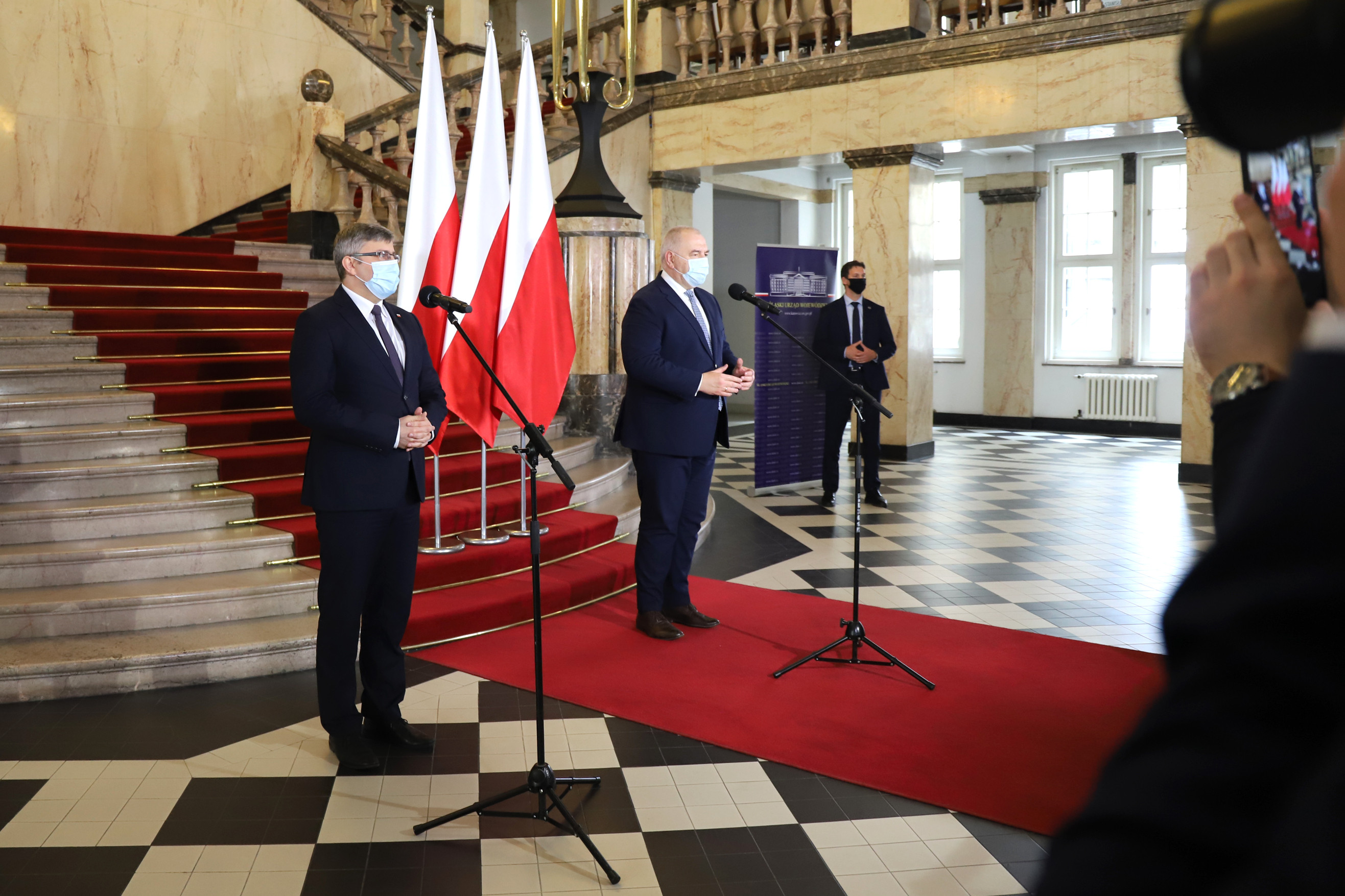 Briefing wicepramiera Jacka Sasina i wojewody Jarosława Wieczorka /fot. A. Księżnik/