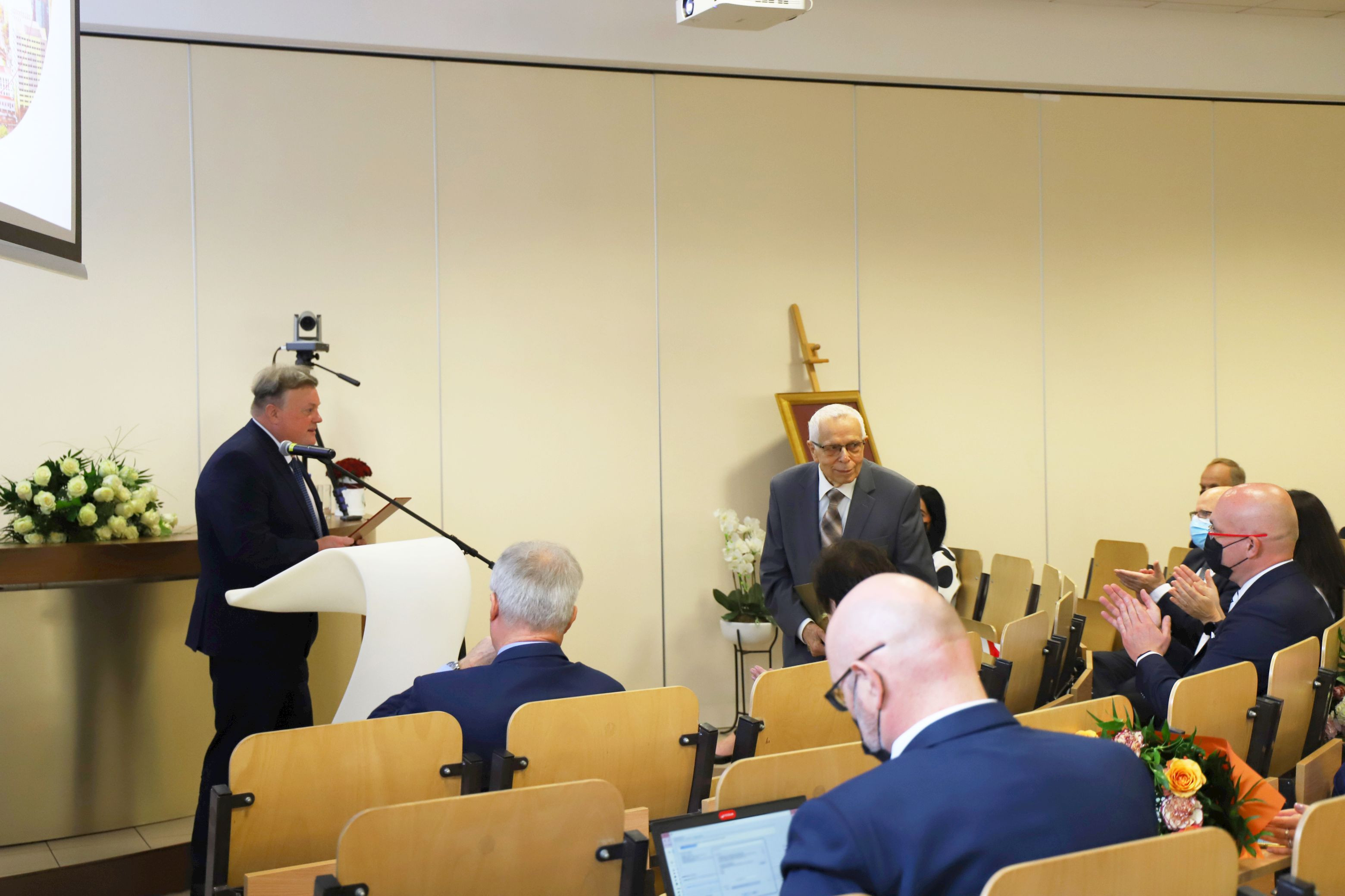 Wicewojewoda Robert Magdziarz przemawia podczas konferencji zorganizowanej w związku z jubileuszem pracy naukowej prof. Franciszka Piontka/fot. I. Matuszewska
