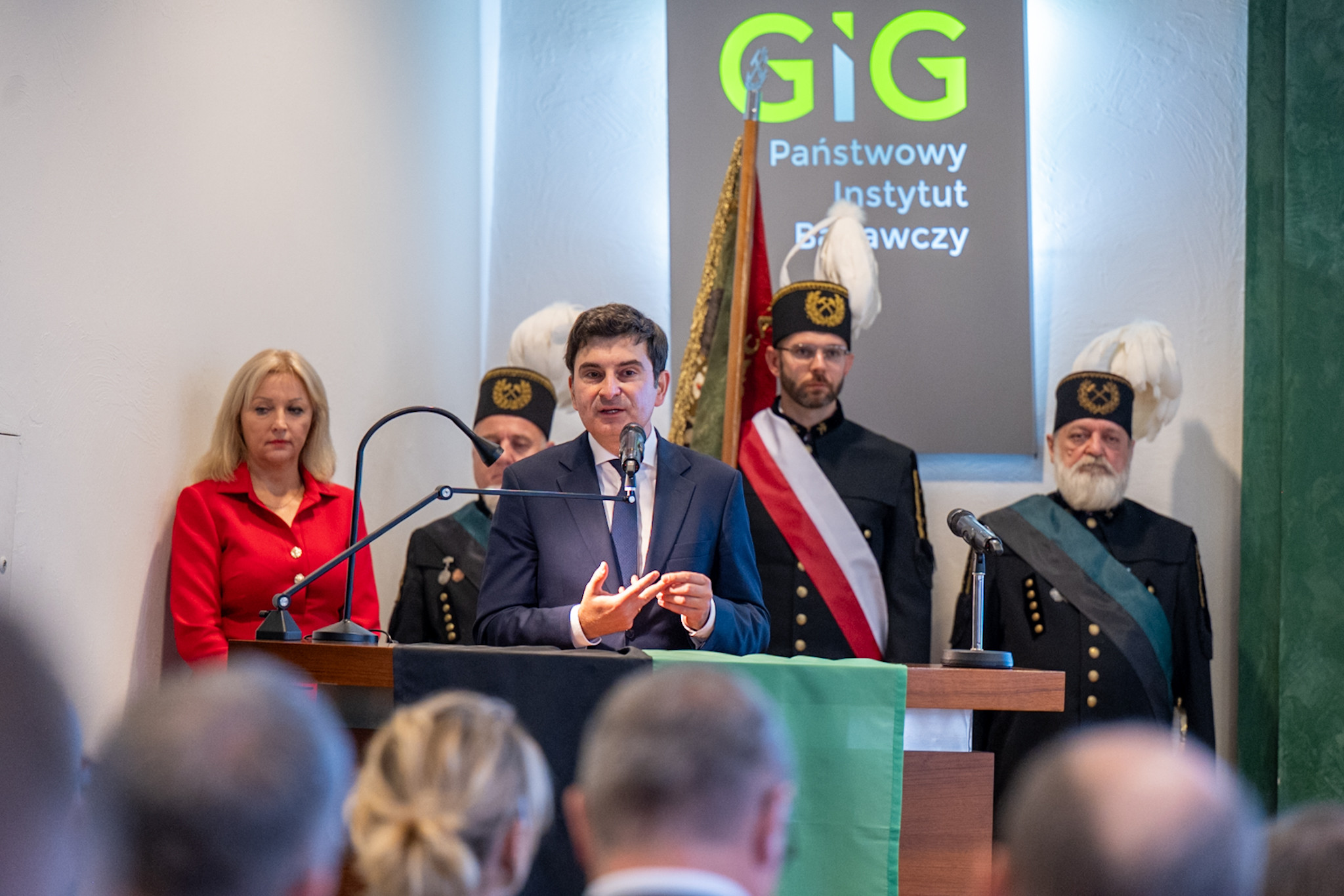 Wojewoda Śląski przemawia podczas wydarzenia.