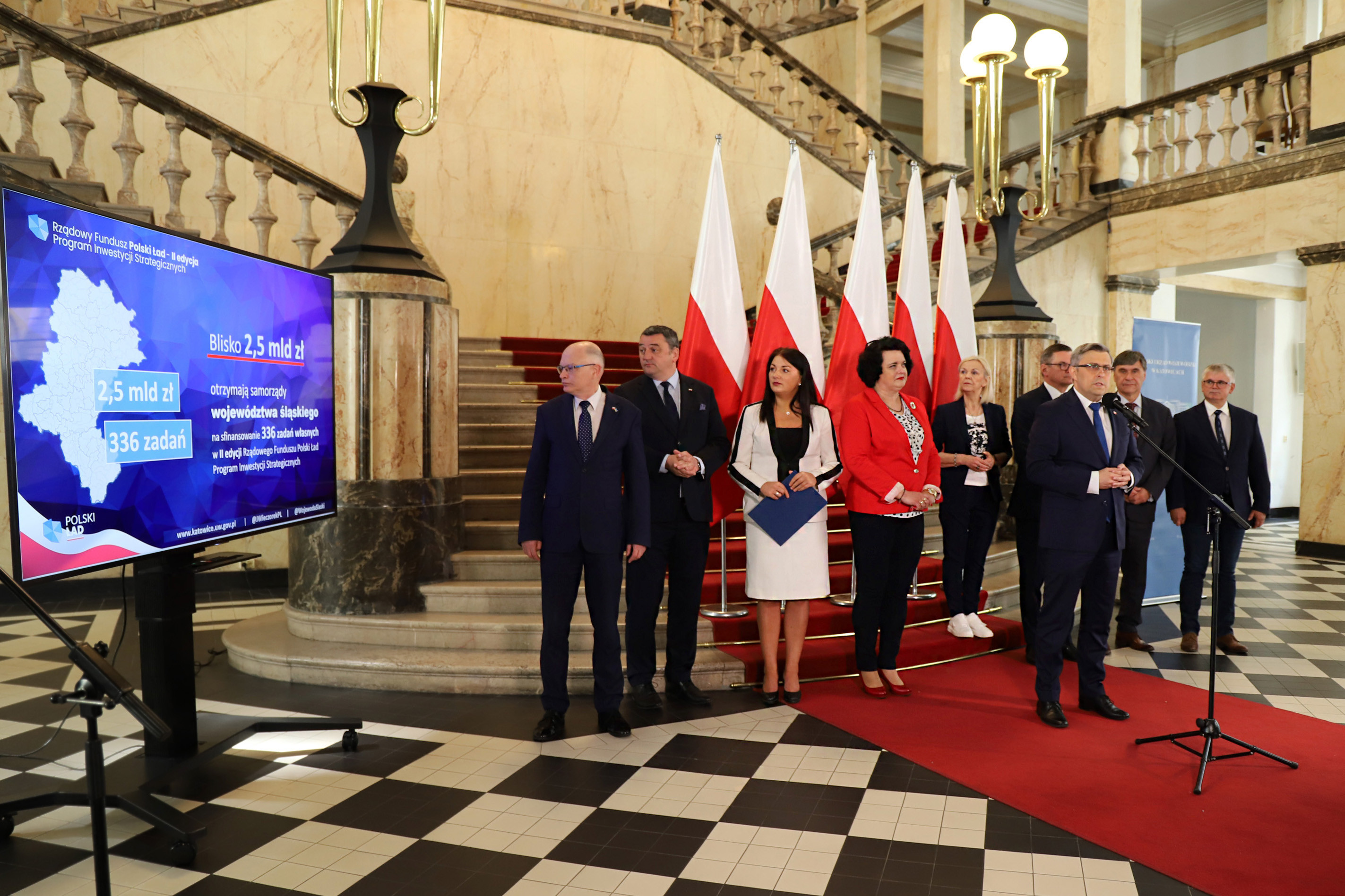 Konferencja prasowa podsumowująca wyniki naboru wniosków w ramach II edycji Programu Inwestycji Strategicznych - uczestnicy konferencji oraz ekran z prezentacją /fot. A. Księżnik/