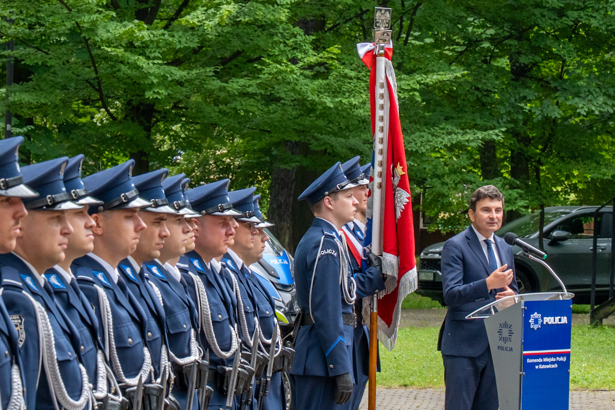 Wojewoda Śląski przemawia na uroczystych obchodach Święta Policji.