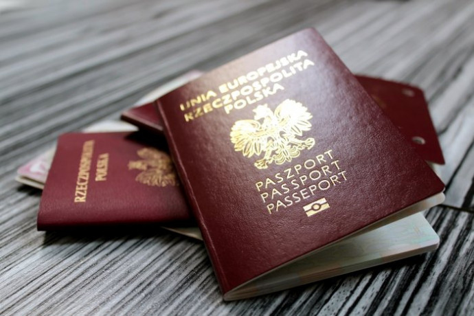 grafika paszport mat. MSWiA