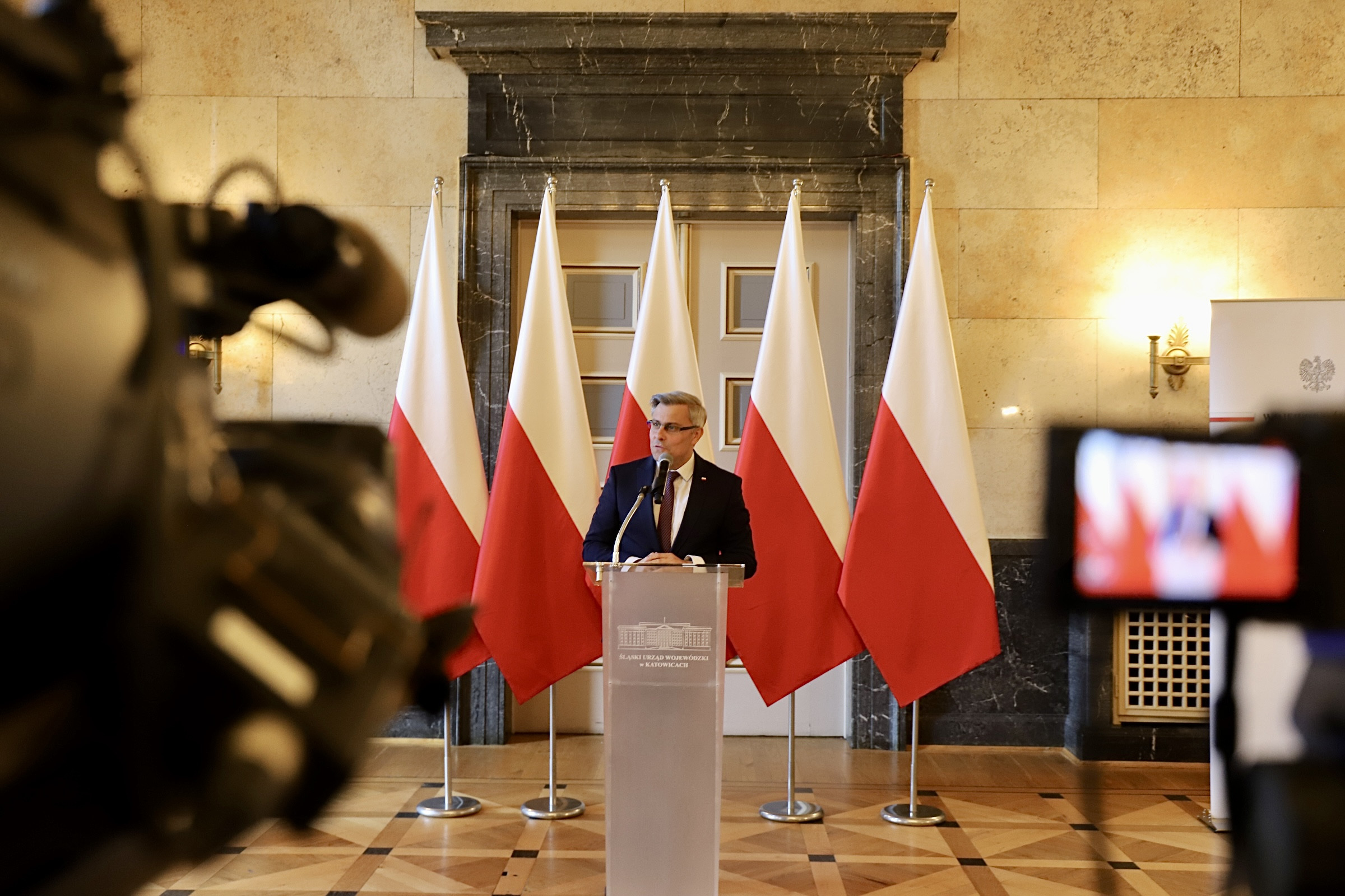 Wojewoda przy mównicy/foto: ŚUW