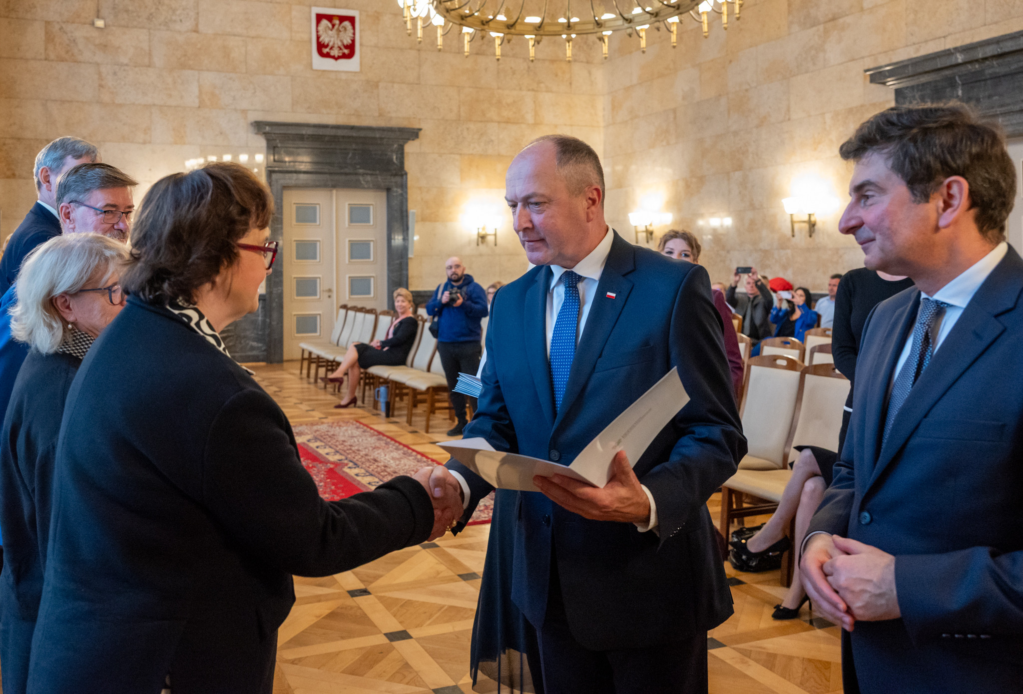 Sekretarz Stanu w Ministerstwie Edukacji Narodowej Henryk Kiepura i Wojewoda Śląski Marek Wójcik wręczają nagrody.
