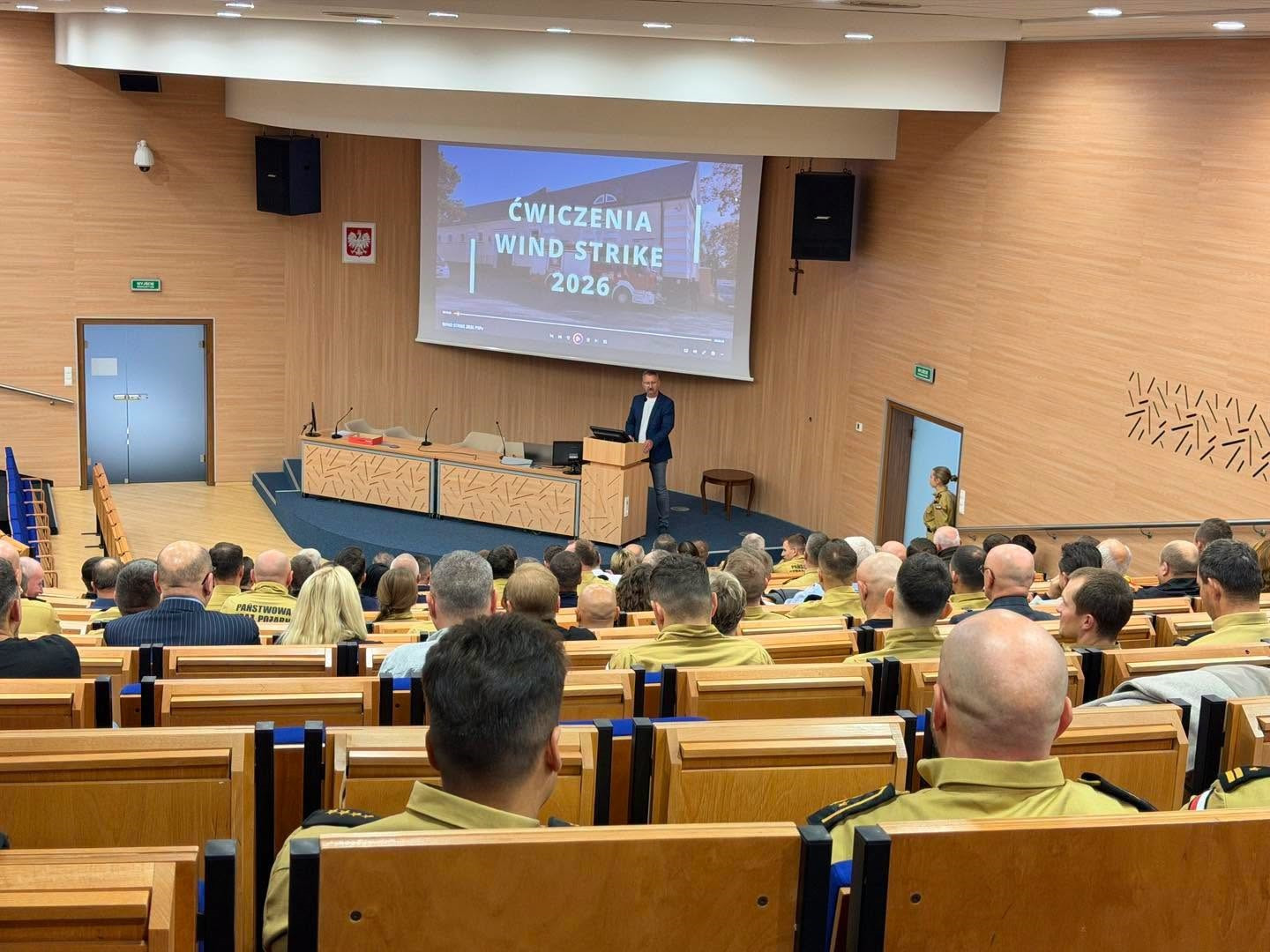 Uczestnicy podsumowania ćwiczeń w auli.
