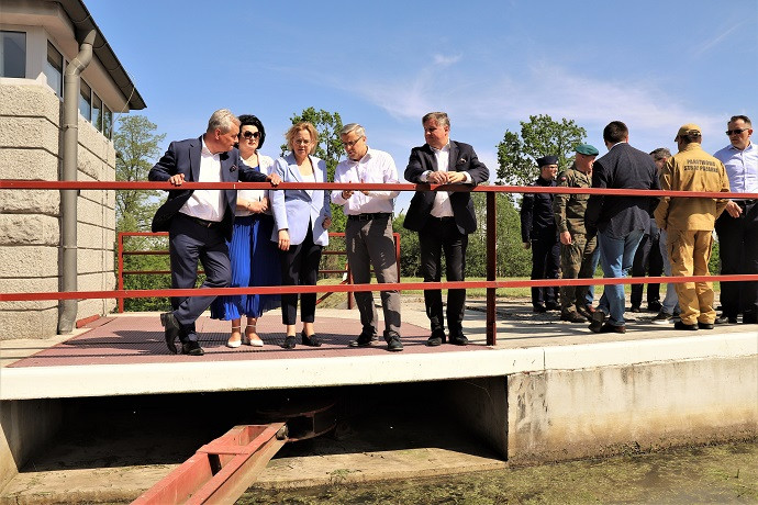Minister Moskwa wraz z wojewodą śląskim Jarosławem Wieczorkiem i in. przy wrotach śluzy Rudziniec