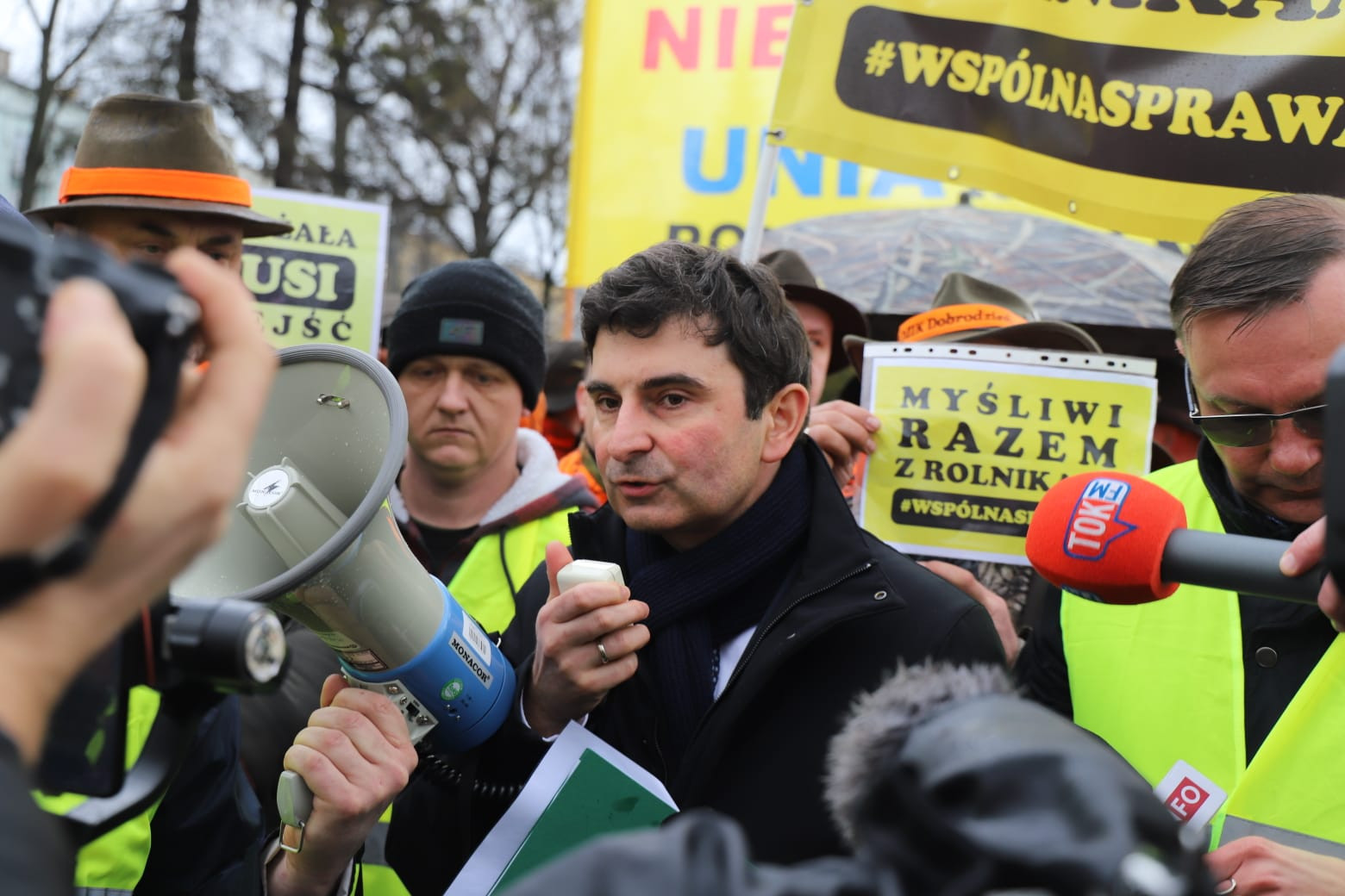 Wojewoda rozmawia z protestującymi rolnikami/foto: ŚUW