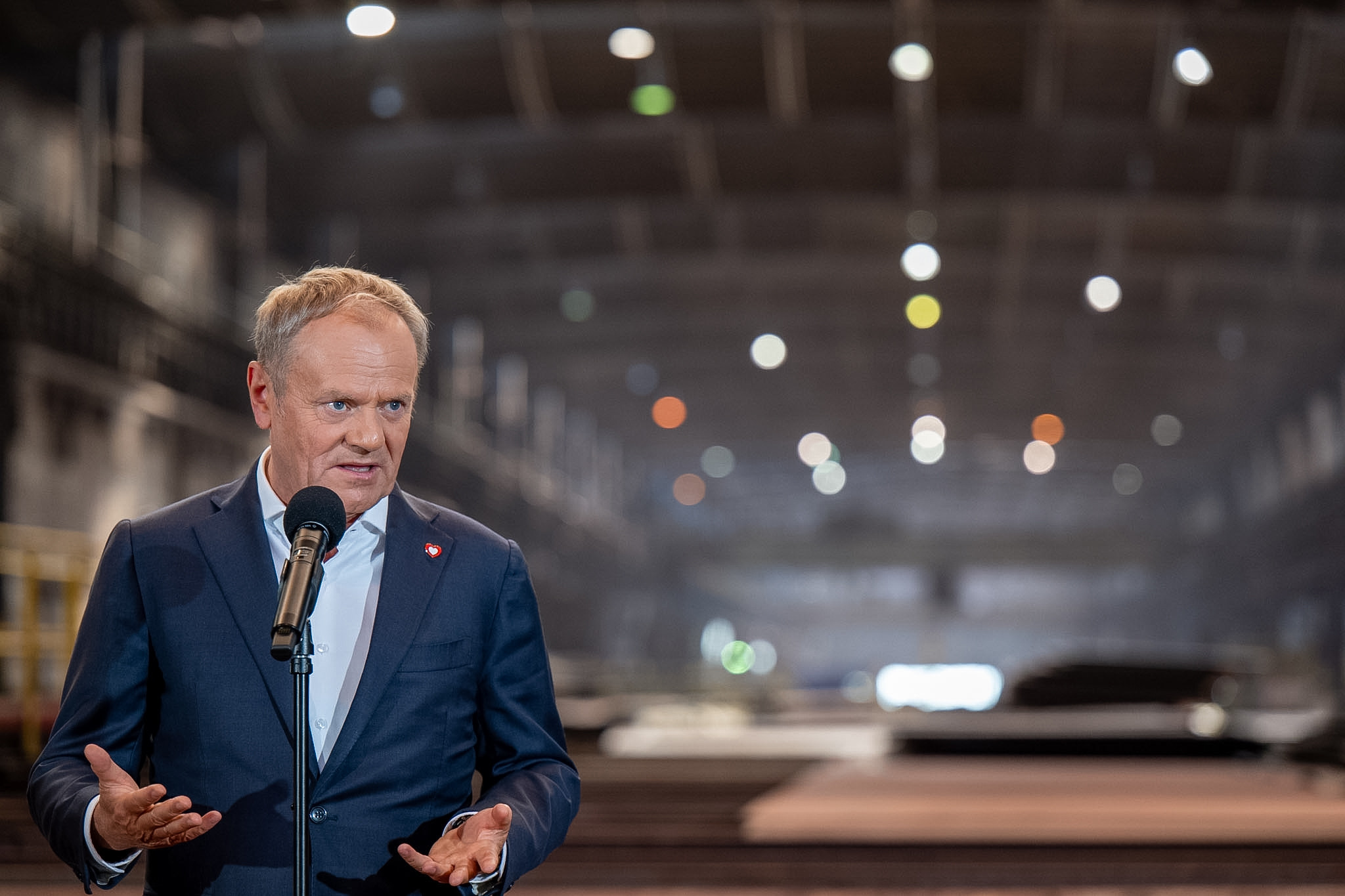 Premier  Donald Tusk w hali Huty Częstochowa/fot. ŚUW