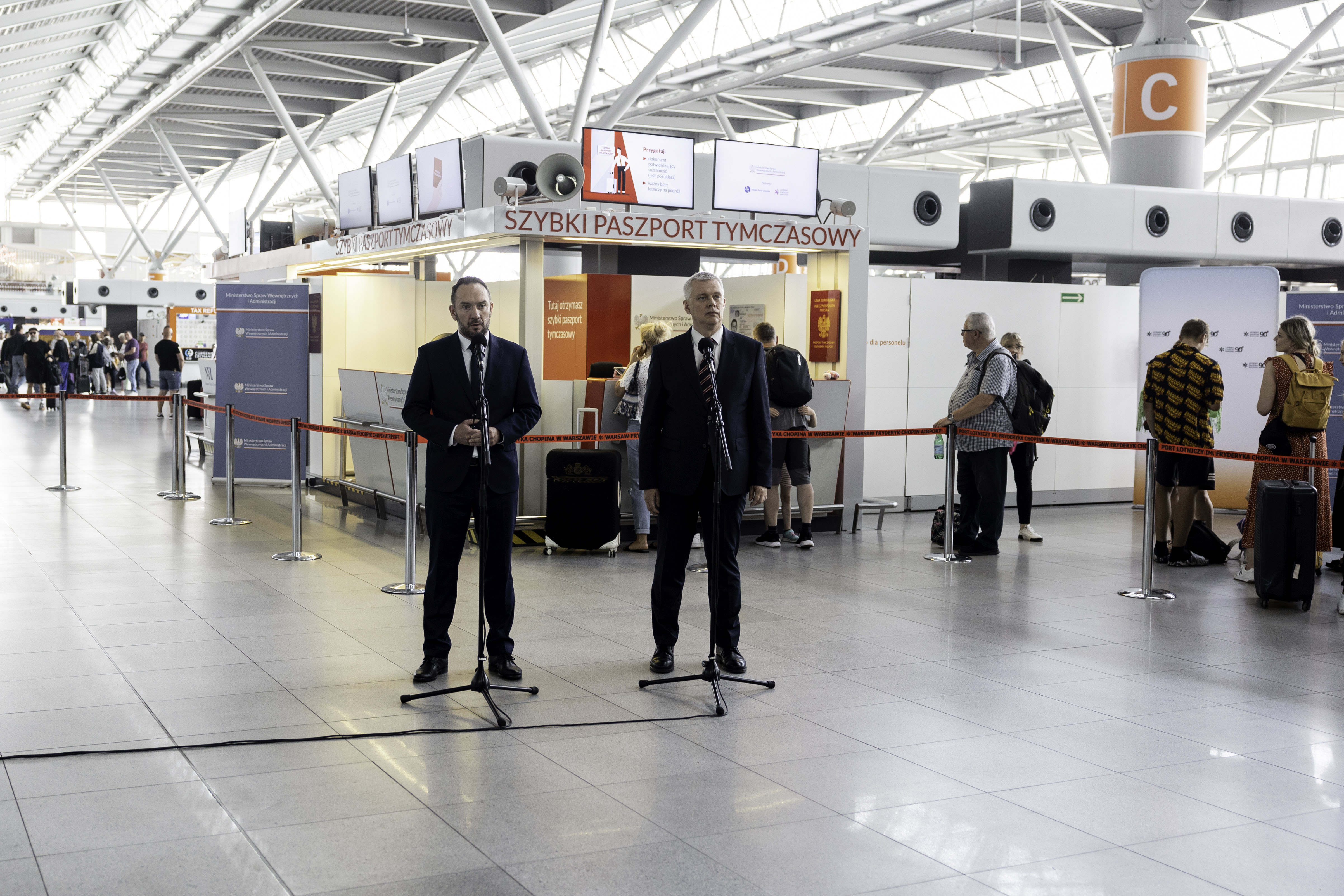 Szef MSWiA Tomasz Siemoniak oraz wiceminister Tomasz Szymański podczas konferencji prasowej przed punktem paszportowym/ fot. MSWiA