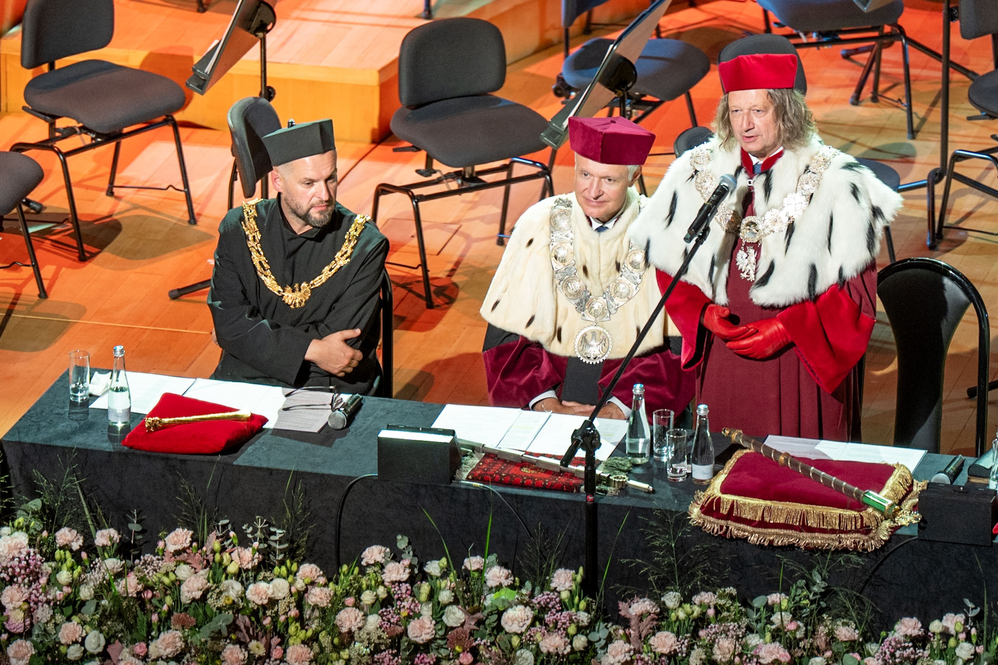 Prof. dr hab. Ryszard Koziołek przemawia podczas inauguracji.