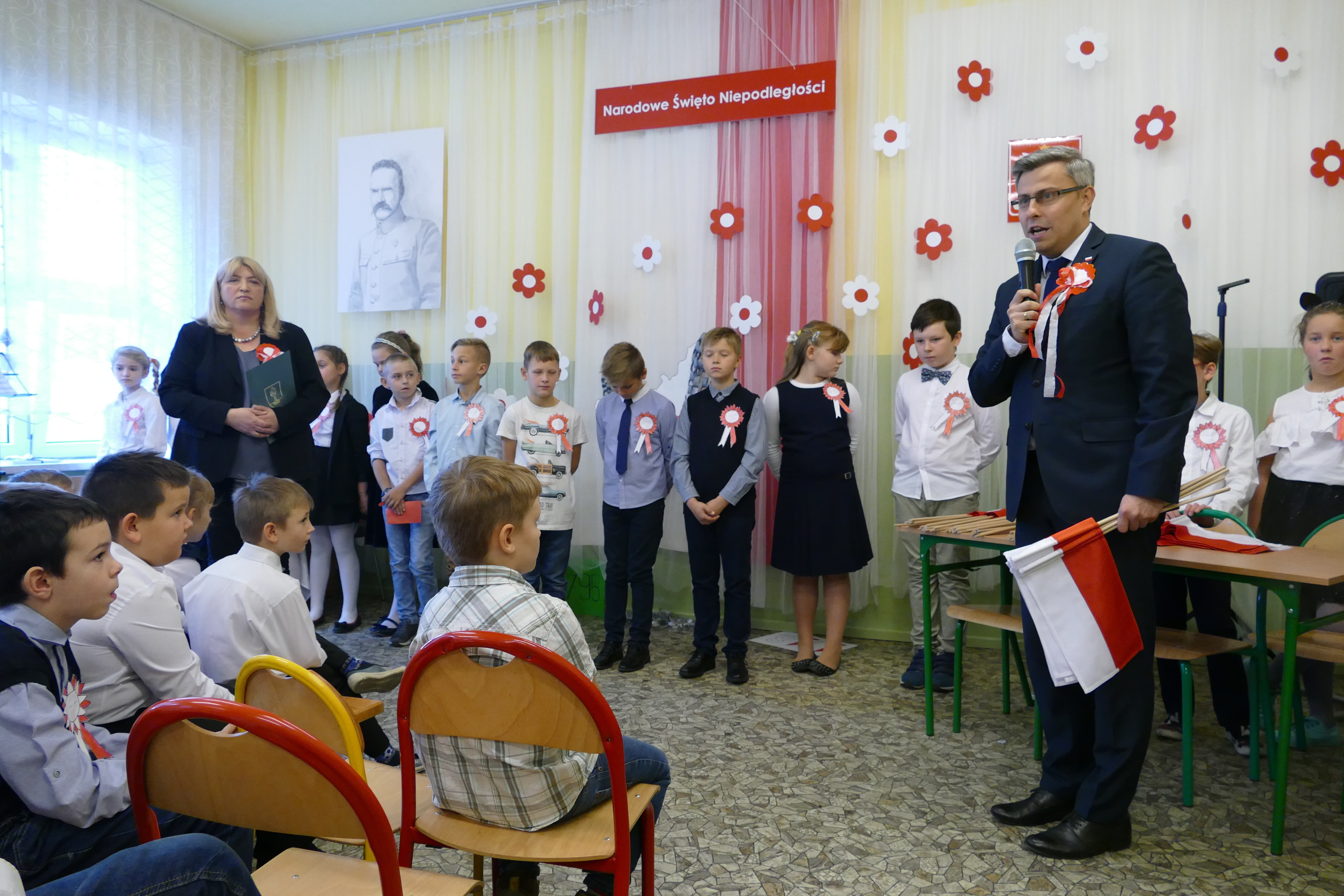 Wojewoda Jarosław Wieczorek wraz z uczniami bił Rekord dla Niepodległej  /fot. A. Kucharzewska/