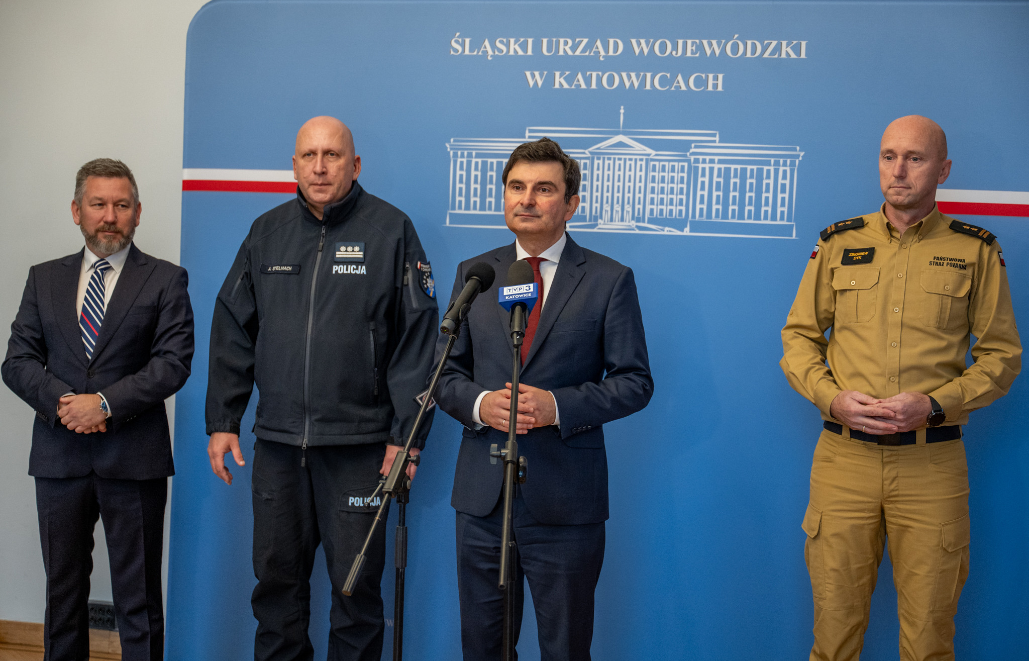 Wojewoda Śląski przemawia podczas briefingu.