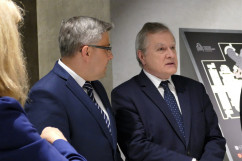 Otwarcie Panteonu Górnośląskiego - wojewoda Jarosław Wieczorek z wicepremierem Piotrem Glińskim /fot. A. Księżnik/
