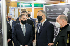 Uroczystości upamiętniające górników strajkujących w kopalni „Piast” - Prezydent RP podczas oglądania okolicznościowej wystawy /fot. B. Półrolnik/