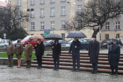 Uroczystość podniesienia flagi państwowej na maszt  przy udziale wojewody śląskiego Jarosława Wieczorka i wicewojewody Roberta Magdziarza