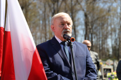 Upamiętnienie Dnia Pamięci Ofiar Zbrodni Katyńskiej - doradca wojewody śląskiego Czesław Sobierajski podczas wypowiedzi  /fot. K.Szczepanek/