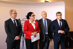 Galeria ze zdjęciami z wyjazdowego posiedzenia Komisji Sejmowej ds. Unii Europejskiej, a także konferencji prasowej podsumowującej obrady.  W wydarzeniu uczestniczył wojewoda Jarosław Wieczorek /fot. A. Karendał/