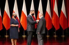 Prezydent RP Andrzej Duda wręcza odznaczenie podczas obchodów 41. rocznicy zawarcia Porozumienia Katowickiego/fot. B. Szwedowski
