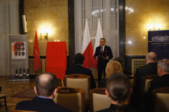 Zdjęcia z uroczystego odsłonięcia znaczka pocztowego Dziewięciu z 