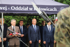 Uroczystości pogrzebowe śp. żołnierzy Franciszka Skrobola oraz Józefa Wawrzyńczyka - uczestnicy uroczystości na cmentarzu /fot. A. Księżnik/
