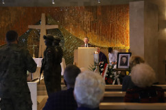 Uroczystości pogrzebowe śp. żołnierzy Franciszka Skrobola oraz Józefa Wawrzyńczyka - przemówienie przedstawiciela rodziny śp. J. Wawrzyńczyka /fot. A. Księżnik/