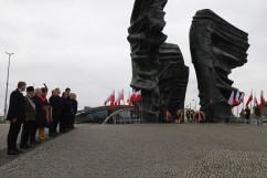 Delegacja stoi pod Pomnikiem Powstańców Śląskich/foto: ŚUW