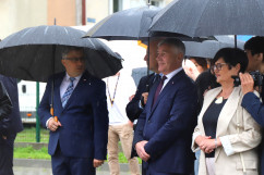 Wojewoda Jarosław Wieczorek z parlamentarzystami przed ZS nr 1 w Myszkowie /fot. A. Księżnik/