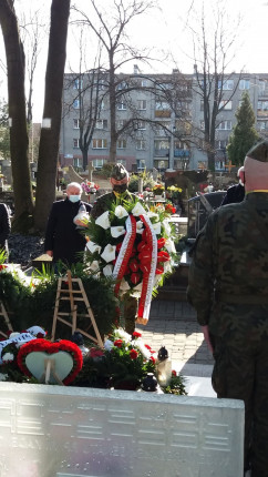 Delegacje ze Śląskiego Urzędu Wojewódzkiego złożyły wieńce w miejscach pamięci i na grobach ofiar katastrofy smoleńskiej/źródło fot.: FB ŚUW 