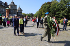 Przedstawiciele polskiego Parlamentu składają wieniec pod pomnikiem na Jasnej Górze/fot. A. Księżnik
