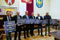 Galeria zdjęć z uroczystego przekazania czeków na realizację inwestycji drogowych w ramach Funduszu Dróg Samorządowych/fot. ŚUW