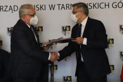 Uroczystość podpisania umów na realizację inwestycji w ramach rządowych programów w Tarnowskich Górach /fot. A. Księżnik/