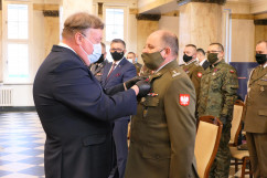 Uroczystość wręczenia odznaczeń państwowych - wręczenie odznaczenia przez Wicewojewodę Śląskiego /fot. B. Półrolnik/