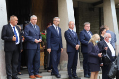 Uroczystości pogrzebowe śp. żołnierzy Franciszka Skrobola oraz Józefa Wawrzyńczyka - uczestnicy uroczystości przed kaplicą /fot. A. Księżnik/