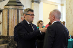 Fotogaleria zawiera zdjęcia z uroczystości wręczenia orderów i odznaczeń państwowych, które w imieniu Prezydenta RP wręczył wojewoda Jarosław Wieczorek w asyście II wicewojewody Mariusza Trepki. Odznaczenia odebrały osoby zasłużone w różnych dziedzinach życia społecznego, działalności  kulturalnej, charytatywnej oraz pracy zawodowej. Uroczystość uświetnił występ orkiestry Komendy Wojewódzkiej Policji w Katowicach oraz artystów Zespołu Pieśni i Tańca Śląsk.