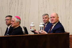 Galeria zdjęć z przekazania Betlejemskiego Światełka Pokoju podczas sesji Sejmiku Województwa Śląskiego /fot. A. Karendał/
