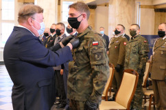 Uroczystość wręczenia odznaczeń państwowych - wręczenie odznaczenia przez Wicewojewodę Śląskiego /fot. B. Półrolnik/