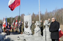 Wojewoda śląski Jarosław Wieczorek przemawia podczas uroczystości przed pomnikiem Gloria Victis/fot. I. Matuszewska