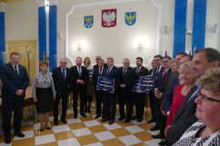 Galeria zdjęć z uroczystego przekazania czeków na realizację inwestycji drogowych w ramach Funduszu Dróg Samorządowych/fot. ŚUW