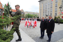 Delegacja składa wieniec pod pomnikiem Wojciecha Korfantego/foto: ŚUW
