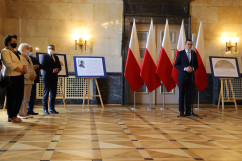 Uroczystość odsłonięcia zrekonstruowanych płaskorzeźb w Westybulu ŚUW - przemówienie premiera M. Morawieckiego podczas części wprowadzającej /fot. A. Księżnik/