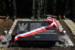 Upamiętnienie Dnia Pamięci Ofiar Zbrodni Katyńskiej - tablica upamiętniająca poległego Porucznika Roberta Buchcika /fot. K.Szczepanek/