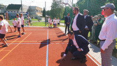 Wizyta premiera Mateusza Morawieckiego na nowo powstałym boisku w Tychach /fot. A. Kucharzewska/