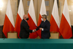 Wojewoda śląski przekazuje umowę prezydentowi Mysłowic Dariuszowi Wójtowiczowi./fot. B. Szwedowski/