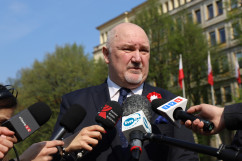 Wspólnie świętujemy Dzień Flagi Rzeczypospolitej Polskiej - wicewojewoda Jan Chrząszcz podczas wypowiedzi dla mediów /fot. K.Szczepanek/