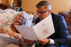 Galeria zdjęć ze spotkania wojewody Wieczorka z 112-letnią solenizantką /fot. A. Kucharzewska/