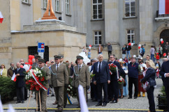 Obchody 231. rocznicy uchwalenia Konstytucji 3 maja - uczestnicy obchodów składają kwiaty przed Pomnikiem Wojciecha Korfantego  /fot. ŚUW/