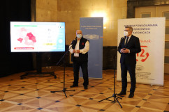 Prezentacja wojewody ślaskiego J. Wieczorka dot. aktualnej sytuacji epidemicznej - wojewoda przemawia, obok dyrektor Wydziału Powiadamiania Ratunkowego ŚUW T. Michalczyk /fot. A. Księżnik/
