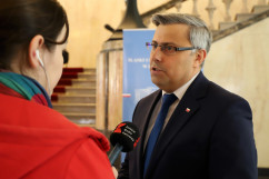 Konferencja prasowa podsumowująca wyniki naboru wniosków w ramach II edycji Programu Inwestycji Strategicznych - indywidualna wypowiedź Wojewody Śląskiego dla Radia Katowice /fot. A. Księżnik/