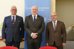Wicewojewoda śląski Jan Chrząszcz odwiedza stoisko Wydziału Rodziny i Polityki Społecznej ŚUW/fot. ŚUW