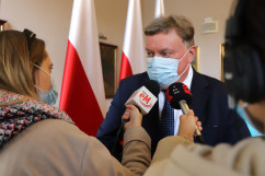 „Strategii RP na rzecz Młodego Pokolenia” - uczestnicy konferencji - wicewojewoda śląski R. Magdziarz udzielający mediom indywidualnej wypowiedzi /fot. A. Księżnik/